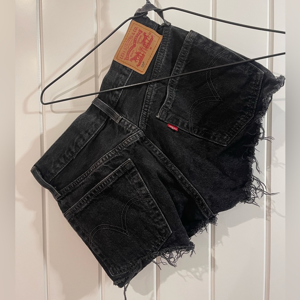 LEVI’S DENIM SHORTS! Black, size 24